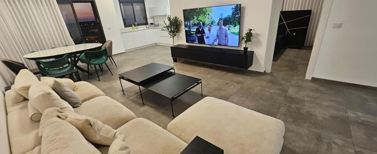 Stunning And Spacious In Kiryat Ata Qiryat Ata Buitenkant foto